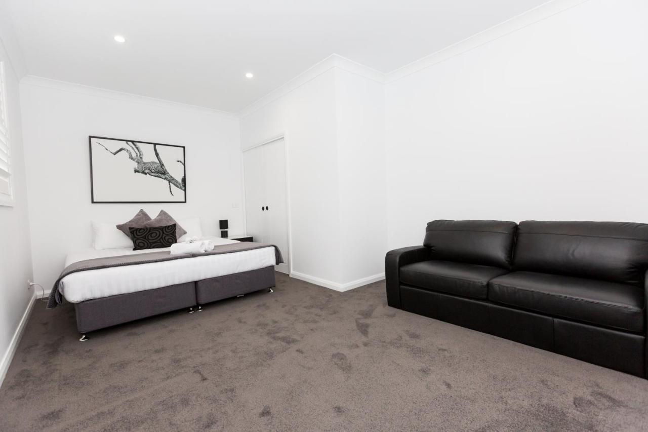 Two Ten Sleeps 10! Luxury Cbd Accommodation Wagga Wagga Extérieur photo