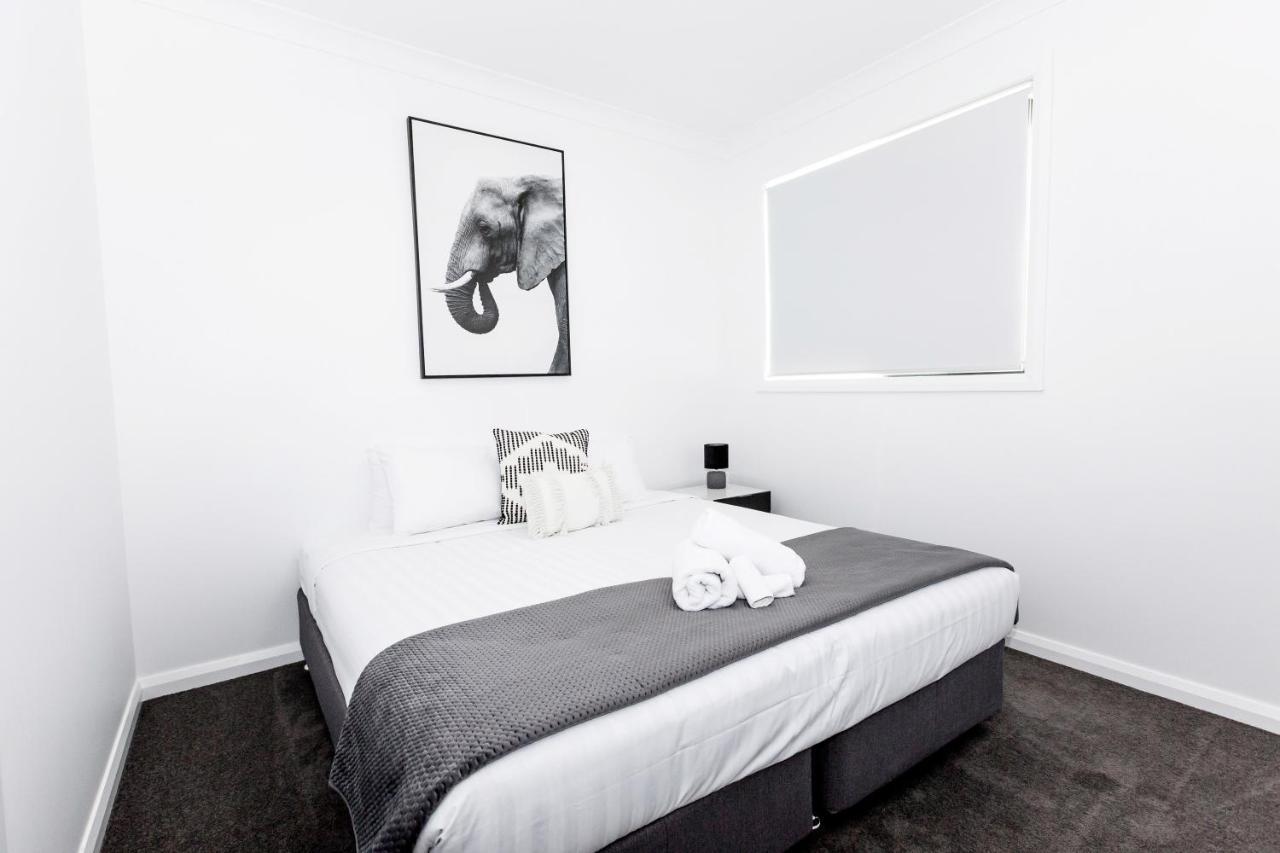 Two Ten Sleeps 10! Luxury Cbd Accommodation Wagga Wagga Extérieur photo