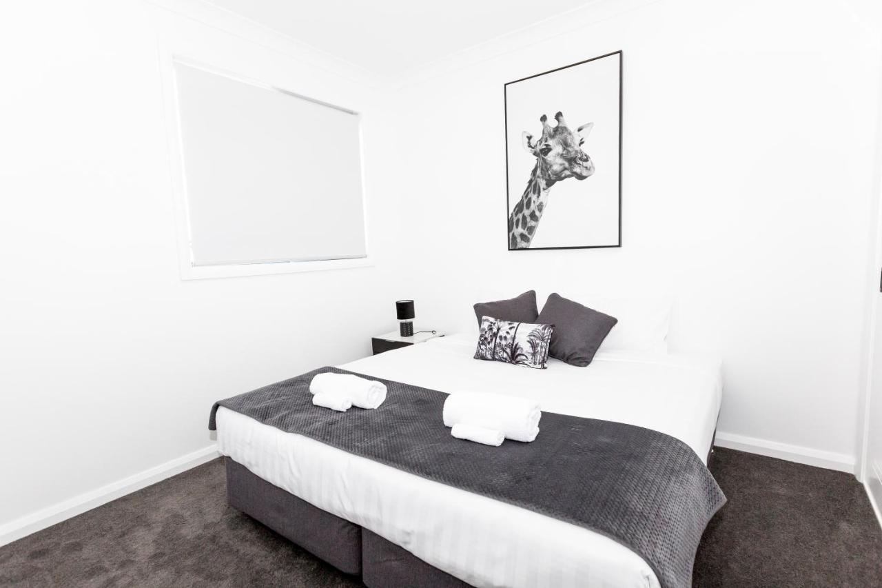 Two Ten Sleeps 10! Luxury Cbd Accommodation Wagga Wagga Extérieur photo